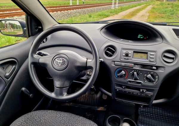 Toyota Yaris cena 9900 przebieg: 80000, rok produkcji 2004 z Sieradz małe 301